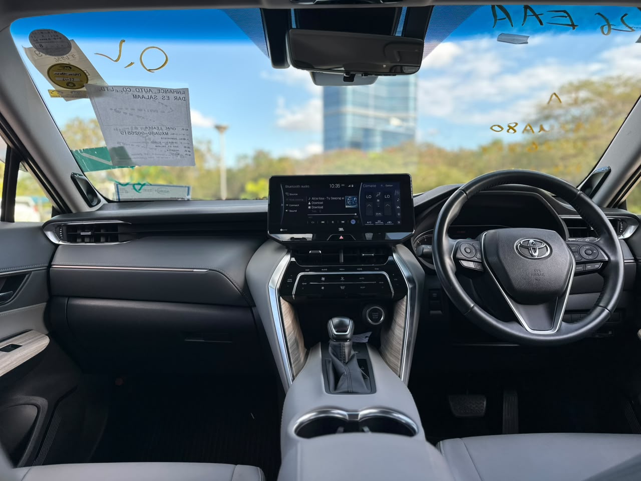 Toyota Harrier thumbnail 4